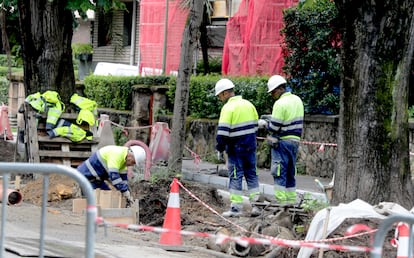 Trabajadores de la construcción en el barrio de Las Arenas de Getxo este martes.